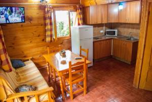 Kuchyň nebo kuchyňský kout v ubytování Cabaña de Madera la Encina