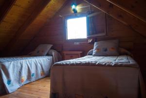 Postel nebo postele na pokoji v ubytování Cabaña de Madera la Encina