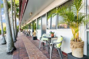 Restoran atau tempat lain untuk makan di Airport Riverview Motel