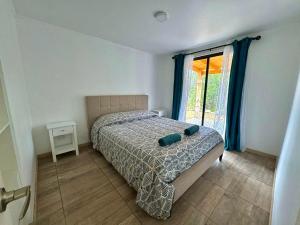 a bedroom with a bed and a window at Cabañas Cocodrilo Lodge in Molina