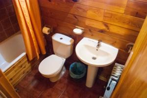 Koupelna v ubytování Cabaña de Madera la Encina