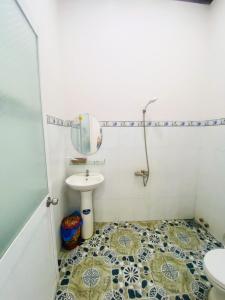 a bathroom with a sink and a toilet and a mirror at Quốc Hưng in Ấp Trà Cô