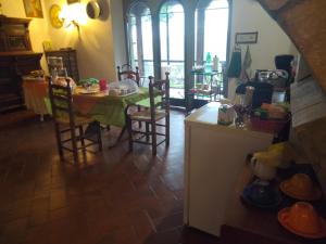 a kitchen and dining room with a table and chairs at B&B Ippolito in Orvieto