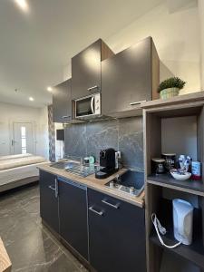 a kitchen with a sink and a microwave at Privates Studio mit Parkplatz NAC in Euskirchen