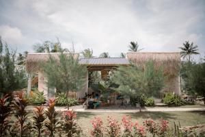 a house in the middle of a garden at Daumi House in Masbagik