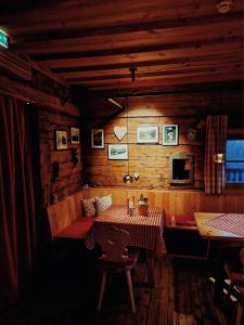 a dining room with a table in a cabin at Faschingalm Loft in Lienz