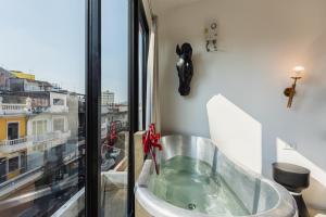 a bath tub in a room with a window at Studio Kunst in Bangkok +30 photos