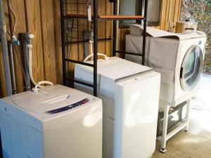 a group of washing machines and a washer and dryer at Vegestay Nonaka in Tanabe