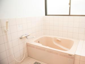 a white tub in a bathroom with a window at Vegestay Nonaka in Tanabe +39 photos