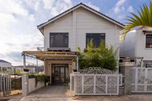 a white house with a gate and a fence at Healling home 1 in Da Thien