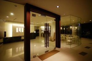 um quarto com portas de vidro e uma sala de jantar em River Hotel em Chiayi