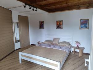 a bedroom with a large bed in a room at Le Lys des Makes in Saint-Louis