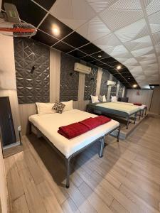 a room with two beds in a room at Lynk Stay Hoian in Hoi An