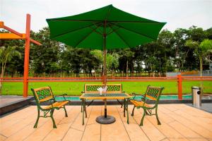 Een patio of ander buitengedeelte van VITS Shalimar, Ankleshwar