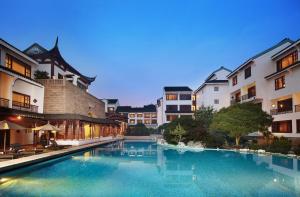 una piscina frente a algunos edificios en Pan Pacific Suzhou en Suzhou