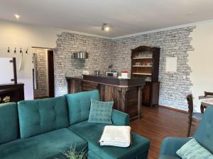 a living room with a couch and a bar at Charmante Ferienwohnung mit Garten in Wiek in Wiek auf Rügen