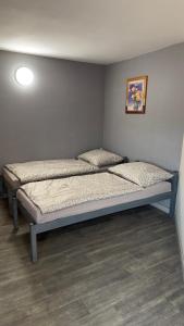 two twin beds in a room with at Apartament 10 Słoneczna in Ełk