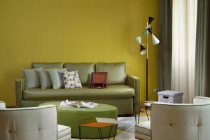 ein Wohnzimmer mit einem Sofa und einem Tisch in der Unterkunft Residenza delle Città in Mailand