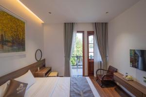 a hotel room with a bed and a balcony at Kim Luông Homestay in Thôn An Hòa