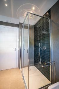a bathroom with a shower with a glass door at A&G Elettra flat a pochi passi dal mare e Venezia in Cavallino-Treporti +40 photos