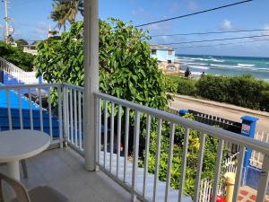 a balcony with a view of the beach at Apartamentos Sound Bay Beach in San Andrés