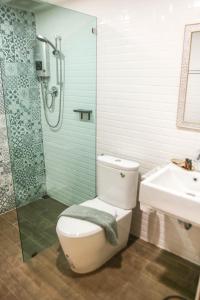 ein Badezimmer mit Toilette, Dusche und Waschbecken in der Unterkunft Vera Costa Hotel in Sangkhom + 22 Fotos