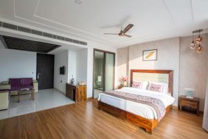 1 dormitorio con cama, escritorio y silla en Hotel Brahma Horizon, en Pushkar