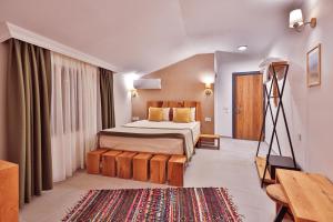 a hotel room with a bed and a table at Livadi Jur in Akçakoca +32 photos