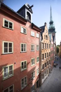 um grupo de edifícios numa rua da cidade em Lady Hamilton Apartments em Estocolmo