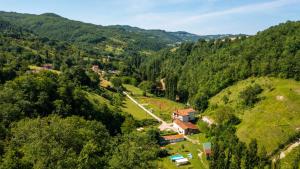 Una veduta aerea di un piccolo villaggio di montagna. di back to nature basic camping hut Casa Biron a Pietralunga