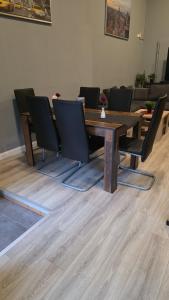 a dining room with a wooden table and chairs at Flensburg City - 24h in Flensburg