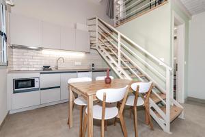 a kitchen and dining room with a wooden table and chairs at Helichrysum Lofts Junior House J1 in Khokhlastí