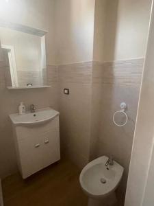 a bathroom with a white toilet and a sink at Casa vacanze da Savio in Trani