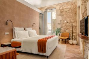 a hotel room with a bed and a tv at COOL DREAMS Luxury Rooms in Syracuse