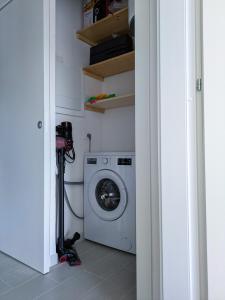 a laundry room with a washing machine in a room at La vela latina in Lerici