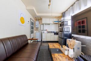 a living room with a couch and a kitchen at Maison Odori-Higashi building in Sapporo