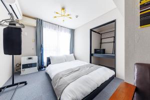 a bedroom with a large bed and a mirror at Maison Odori-Higashi building in Sapporo