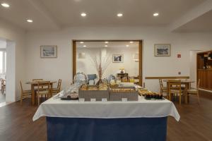 ein Tisch mit Essen darauf in einem Zimmer in der Unterkunft Hotel Pinhal Mar in Peniche