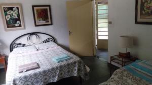 a bedroom with a bed with towels on it at um pedaço do paraíso in São Roque