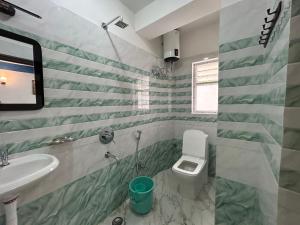 a bathroom with a toilet and a sink at Highpeak Hideway Homestay in Lava