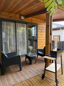 a screened in porch with chairs and a table at Le ptit Chalet du bonheur in Entre-Deux +2 photos
