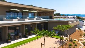 a building with a patio and a swimming pool at Villa A Pinnata in Albitreccia