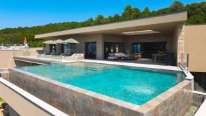 a large swimming pool on top of a house at Villa A Pinnata in Albitreccia
