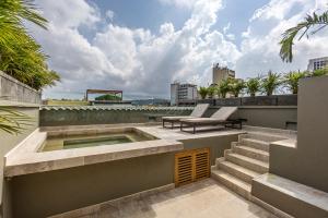 a patio with a hot tub on top of a building at De la cruz Studio Apartments in Cartagena de Indias