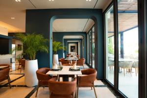 a dining room with a table and chairs at Hotel Morina Palace in Dhërmi