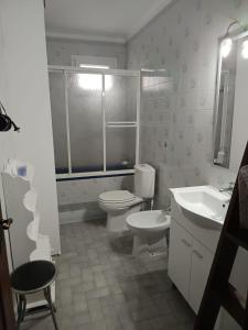 a white bathroom with a toilet and a sink at Casa da Piedade, Vouzela in Vouzela +85 photos