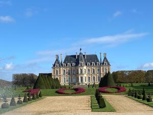 a large building with a garden in front of it at Jolie chambre au centre Antony in Antony