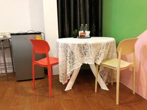 a table with two chairs and a table with a white table cloth at SpamHouse Ranong in Ban Bang Rin (1)