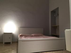 トリノにあるMonolocale Torinoのベッドルーム1室(ピンクの毛布付きのベッド1台付)