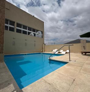 a swimming pool on the roof of a building at Apart Hotel Explora Tandil in Tandil